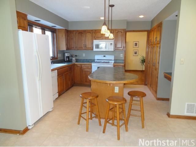2370 Linwood Ct E, Maplewood, MN 55119