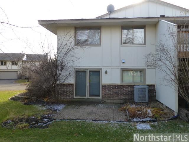 1004 Pontiac Ct, Chanhassen, MN 55317