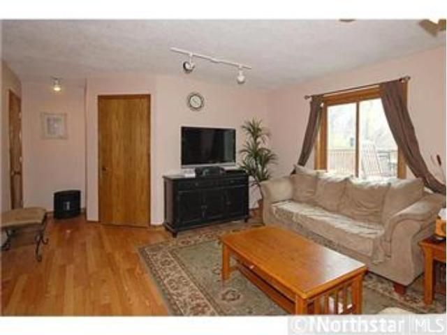 787 Woodridge Dr S, Chaska, MN 55318