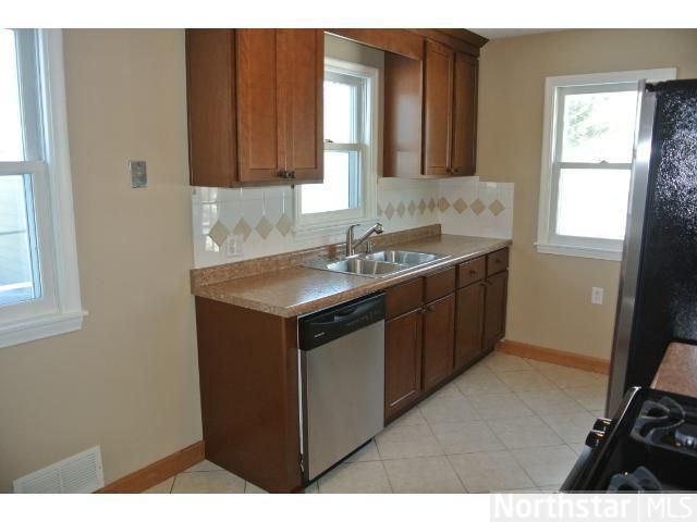 49 Kingston Ave, Maplewood, MN 55117
