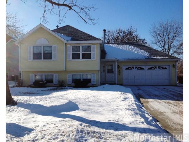 1804 Helmo Rd N, Oakdale, MN 55128