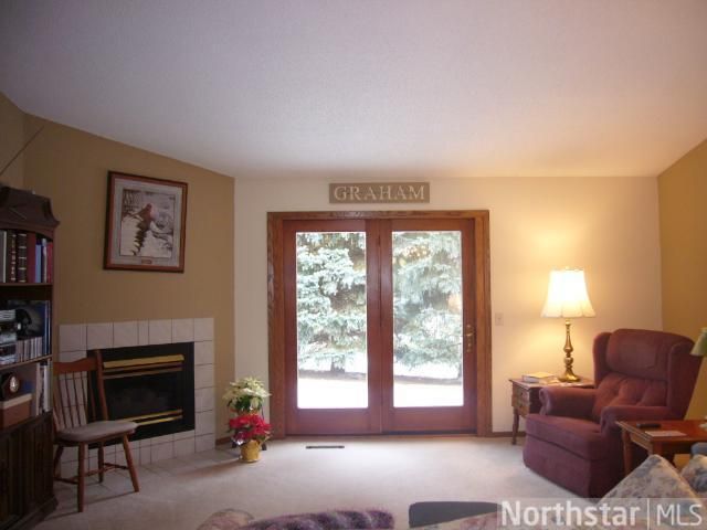 1293 Edgehill Ct E, Maplewood, MN 55109
