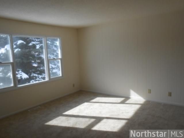 6852 7th St N, Oakdale, MN 55128