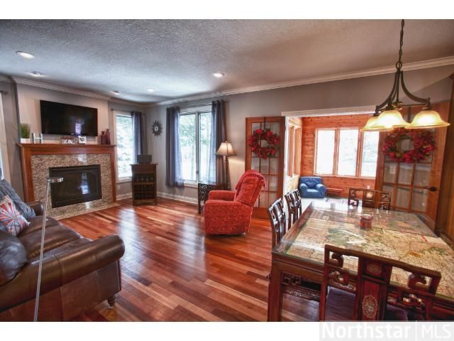 910 Pineridge Ct, Mahtomedi, MN 55115