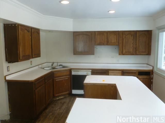 1136 Hunters Ct, New Brighton, MN 55112