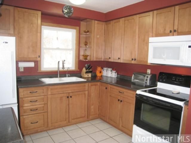 2171 Midlothian Rd, Roseville, MN 55113