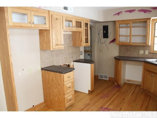 1136 Sandhurst Dr W, Roseville, MN 55113