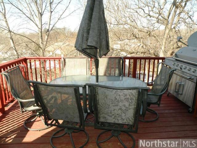 855 Crestview Dr S, Maplewood, MN 55119