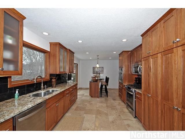 140 Carriage Ln, Burnsville, MN 55306