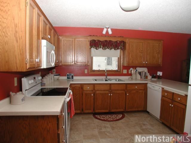6923 4th St N, Oakdale, MN 55128