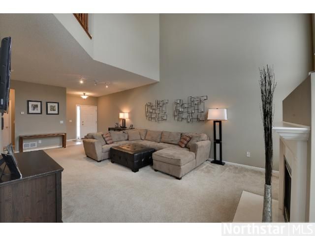 1389 White Oak Dr, Chaska, MN 55318