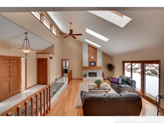 30 Oak Shore Dr, Burnsville, MN 55306