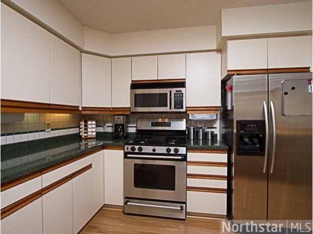 686 Springhill Rd, Vadnais Heights, MN 55127