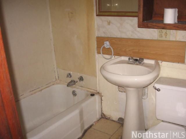 111 E 6th St, Randall, MN 56475