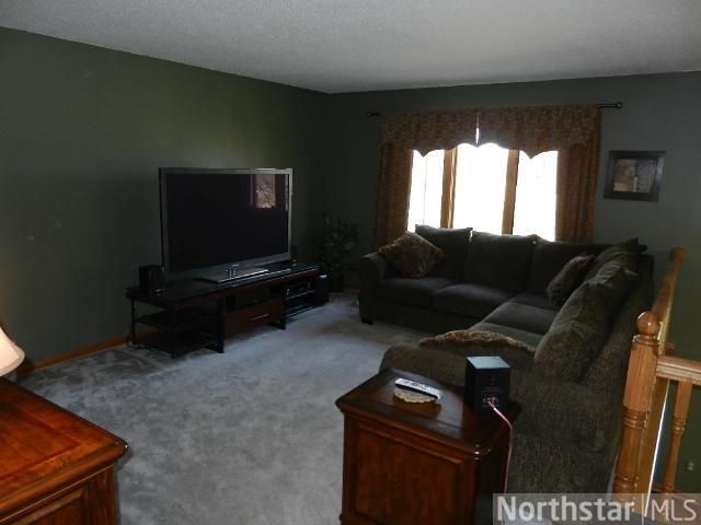 8757 Woodlawn Dr, Rockford, MN 55373