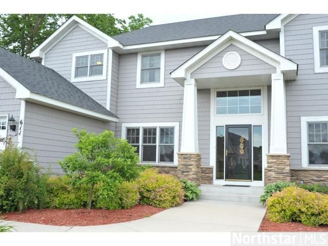 611 Cascade Dr, Chaska, MN 55318