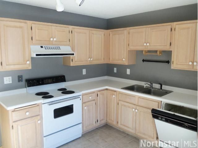 1905 Shenandoah Ct #E, Plymouth, MN 55447