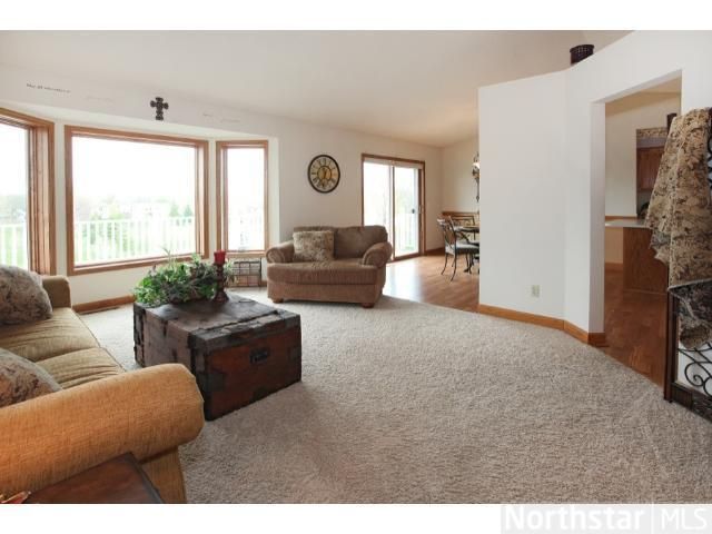 8470 Pelican Ct, Chanhassen, MN 55317