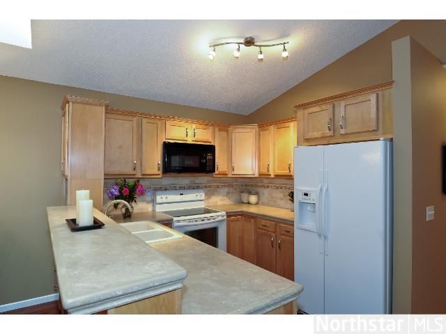 1056 Pond View Ct, Vadnais Heights, MN 55127