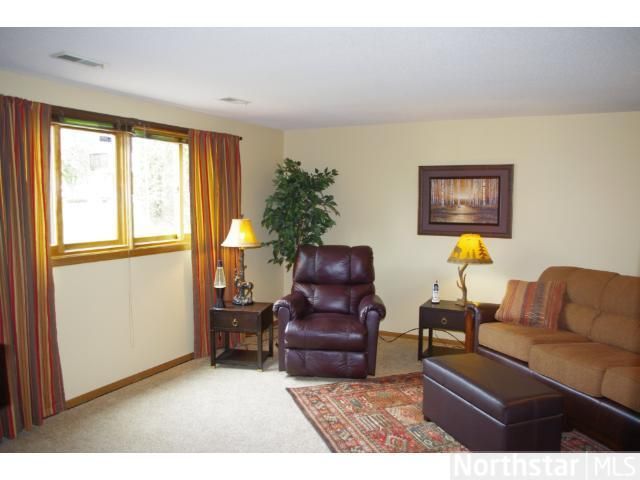 8511 S Maplebrook Cir, Brooklyn Park, MN 55445