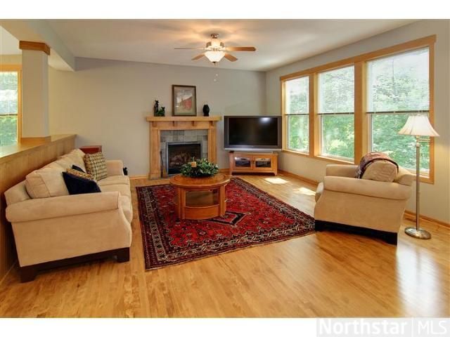 1068 Fairhaven Dr, Shakopee, MN 55379