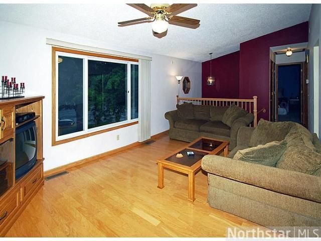 2294 Dahl Ct E, Maplewood, MN 55119