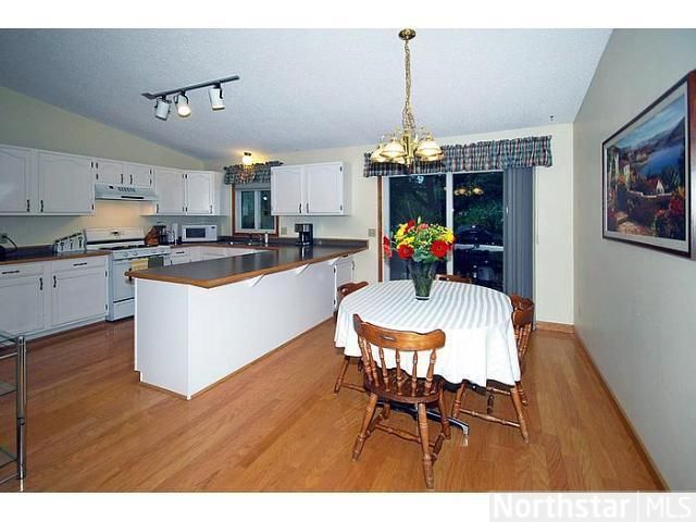 2294 Dahl Ct E, Maplewood, MN 55119