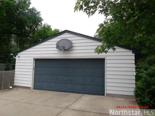 2952 Asbury St, Roseville, MN 55113