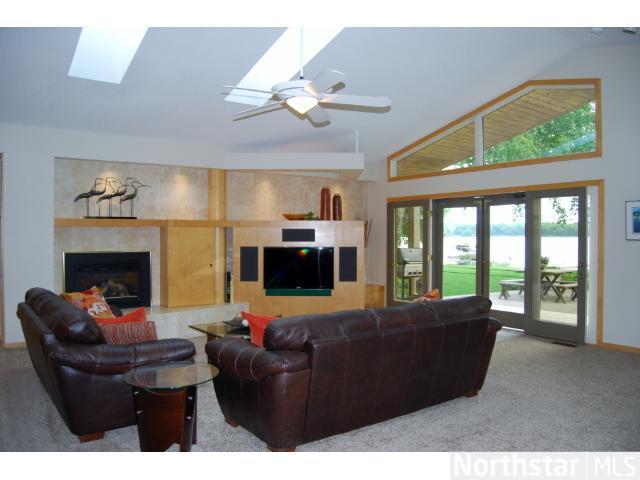 184 Peninsula Rd, Medicine Lake, MN 55441