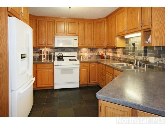 2460 Valley View Ave E, Maplewood, MN 55119