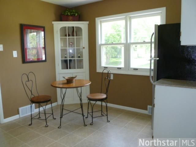 94 Roselawn Ave E, Maplewood, MN 55117