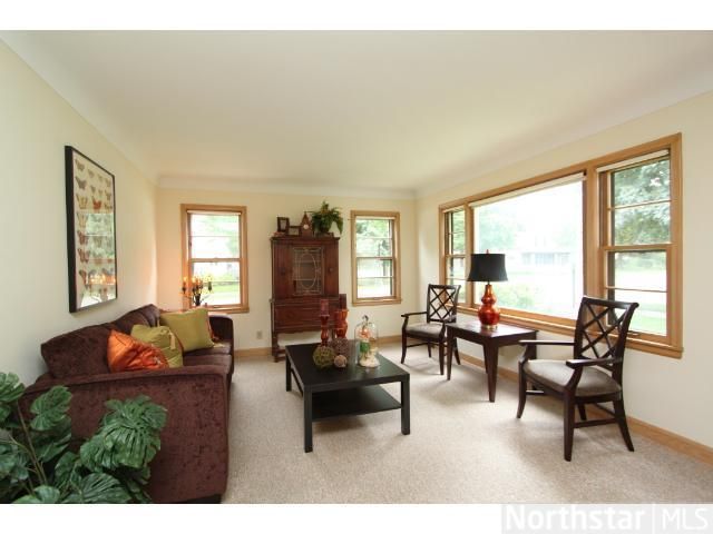 935 E Hyacinth Ave E, Saint Paul, MN 55106