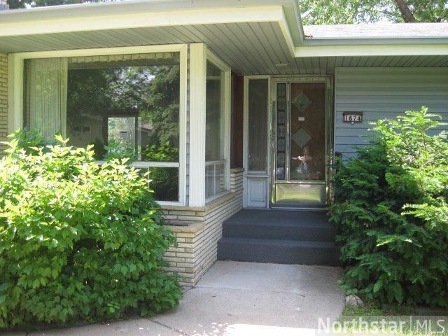 1674 Stanbridge Ave, Roseville, MN 55113