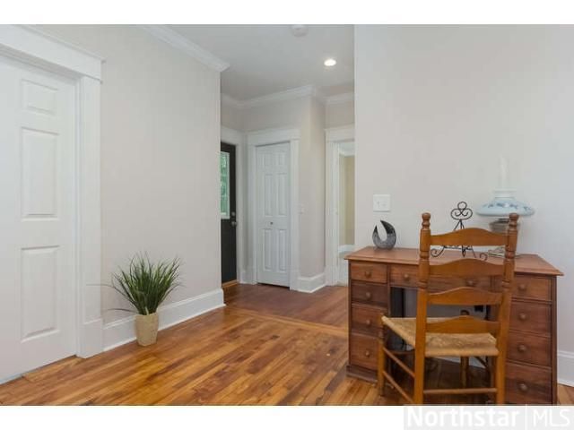 921 Armstrong Ave, Saint Paul, MN 55102