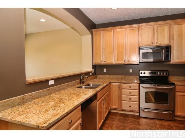 11135 Kinsley St, Eden Prairie, MN 55344
