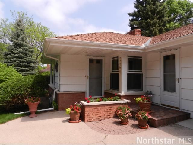 2466 Albert St N, Roseville, MN 55113