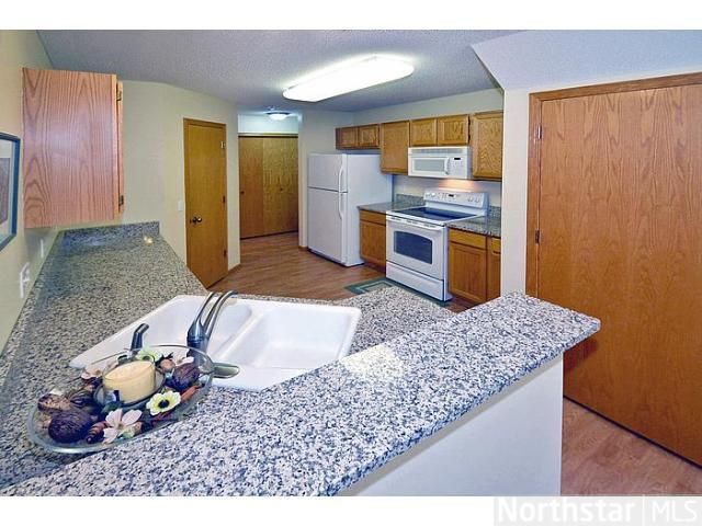1076 Lovell Ave W, Roseville, MN 55113