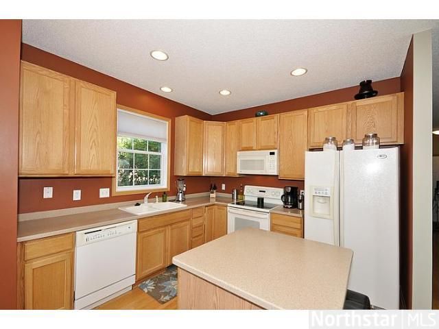 9355 Rath Pl, Eden Prairie, MN 55347