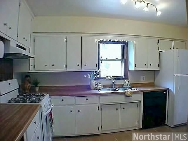 1447 Rose Pl, Roseville, MN 55113