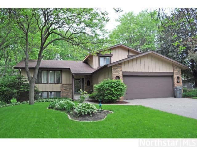 10146 Laurel Dr, Eden Prairie, MN 55347