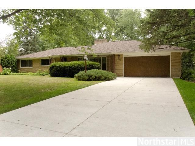 900 Edgewater Ave, Shoreview, MN 55126