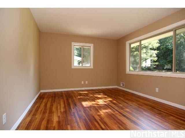 580 Grange Ave N, Oakdale, MN 55128