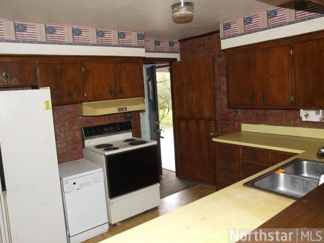 687 Roselawn Ave E, Maplewood, MN 55117