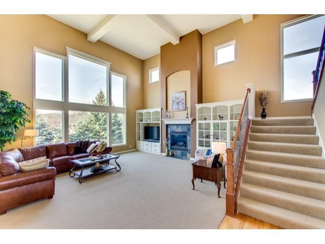 574 Lakeridge Dr, Roseville, MN 55126