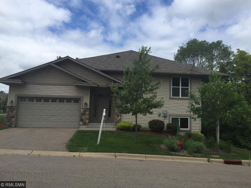 10043 Lee Dr, Eden Prairie, MN 55347