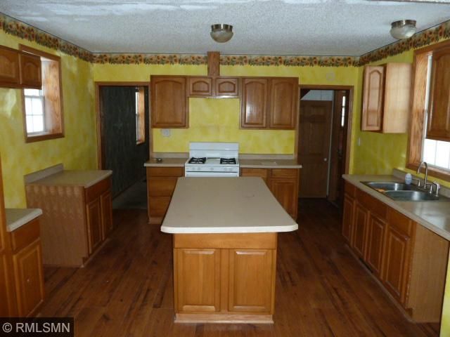 350 1st St, Roscoe, MN 56371