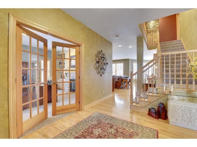 8971 Springwood Dr, Woodbury, MN 55125
