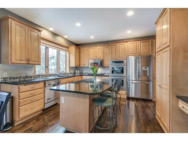 1340 Heather Ct, Chanhassen, MN 55317