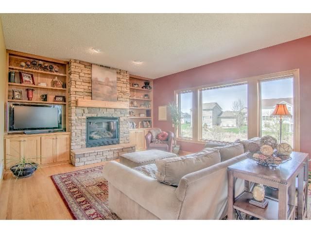 6482 Pheasant Hills Dr, Lino Lakes, MN 55038