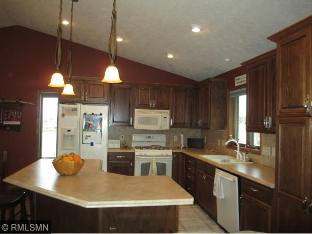 395 Horizon Dr, Le Center, MN 56057